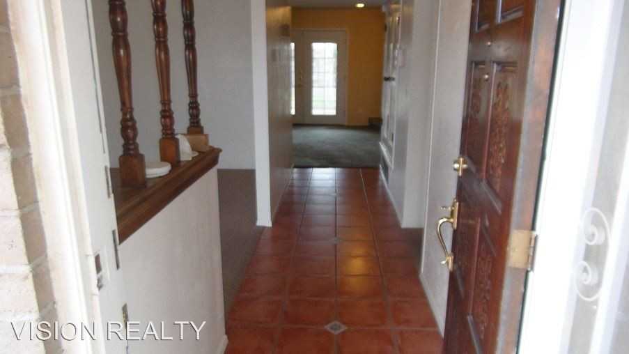 10740 Janway Dr - Photo 3 of 15