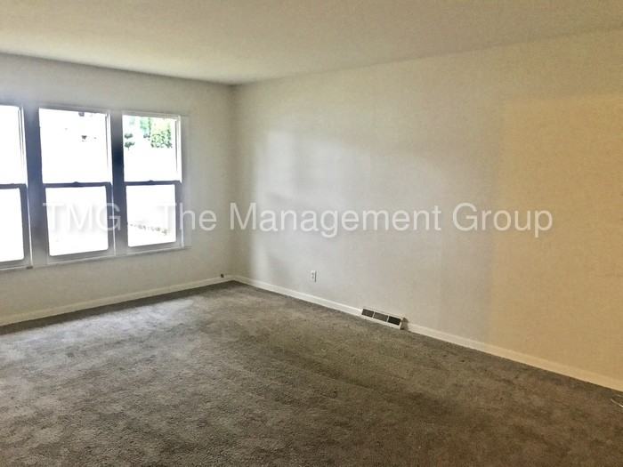 426 S 93rd St - Photo 3 of 6