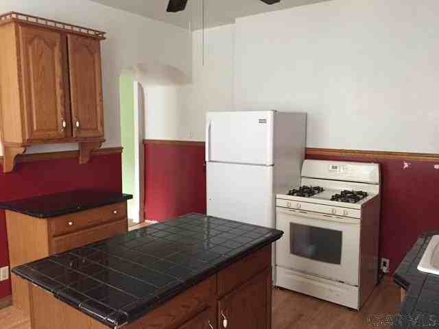 921 Bucknell Ave - Photo 2 of 5