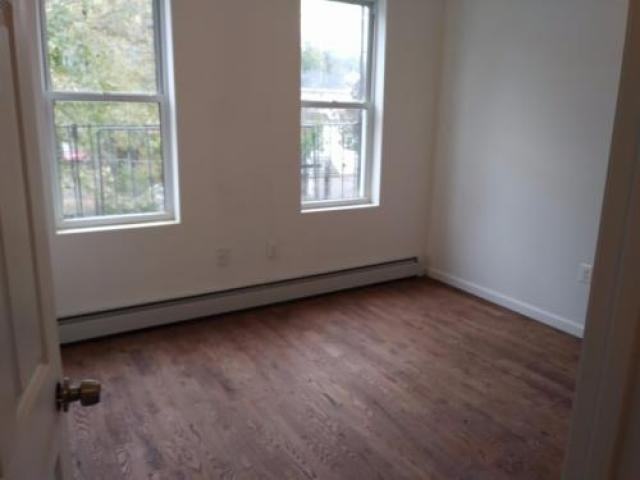 82 Van Buren St - Photo 3 of 6