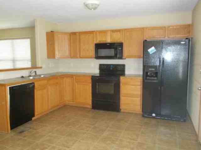 610 S Summit St - Photo 3 of 6