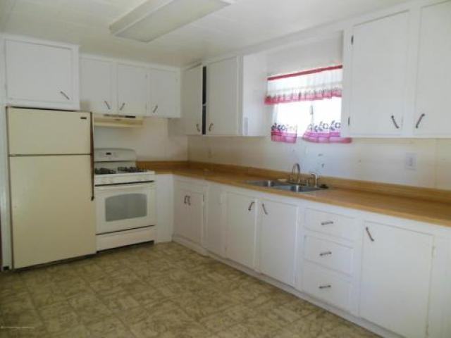 625 Russell St - Photo 3 of 6