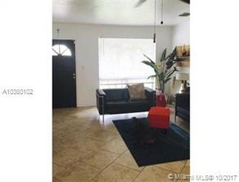 261 SW 5th St - Photo 3 of 6