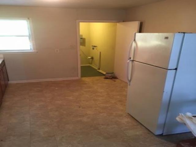 2565 N Kansas Ave - Photo 2 of 6