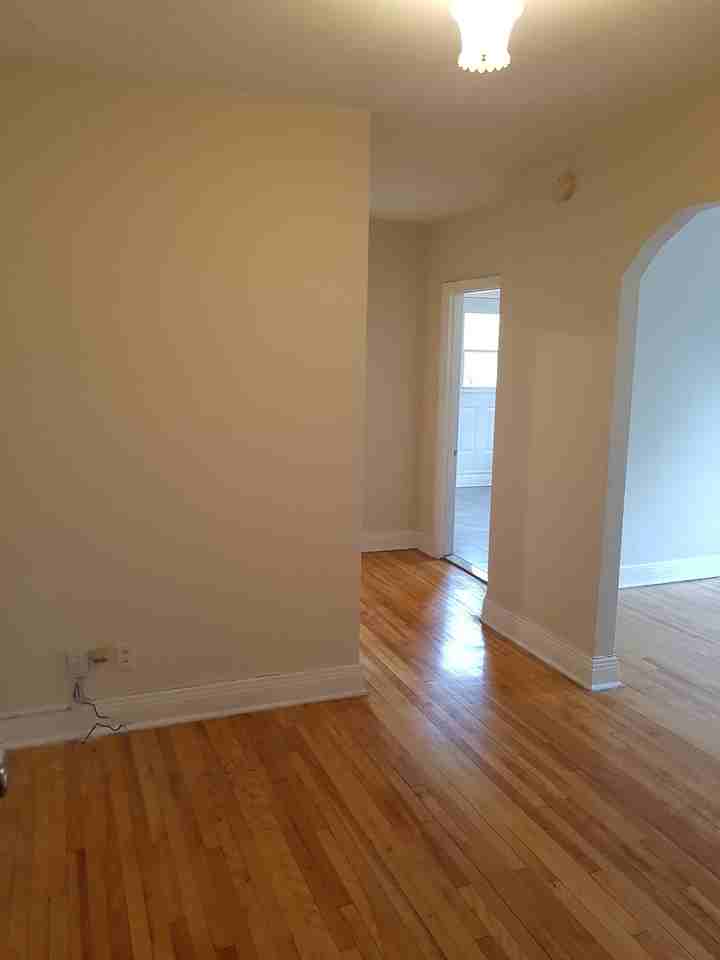 5290 Avenue Victoria #2