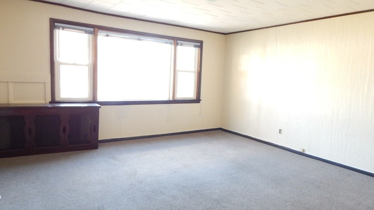 2590 Foxdale Ave - Photo 2 of 8