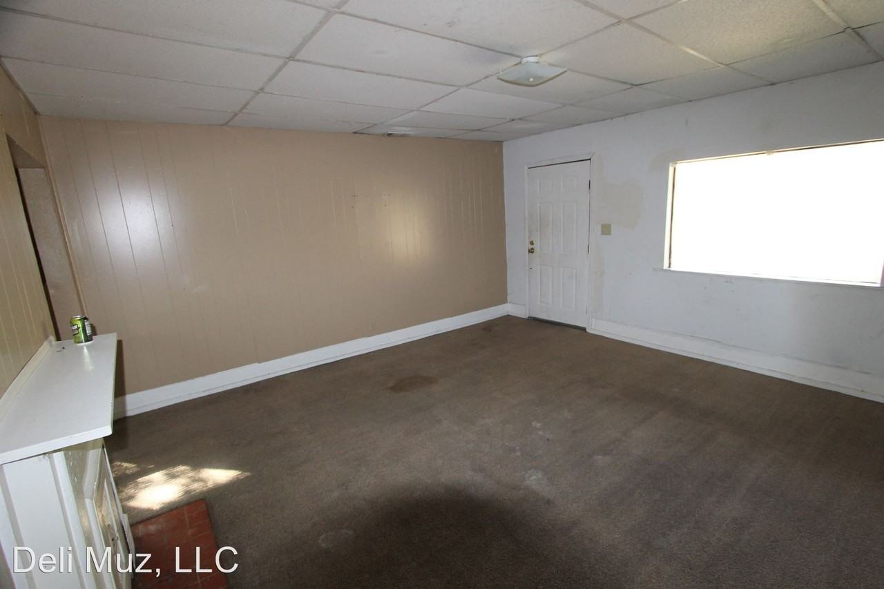 908 S Governor St - Photo 3 of 16