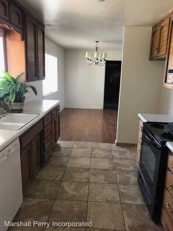 4919 Roselle Ave - Photo 3 of 8