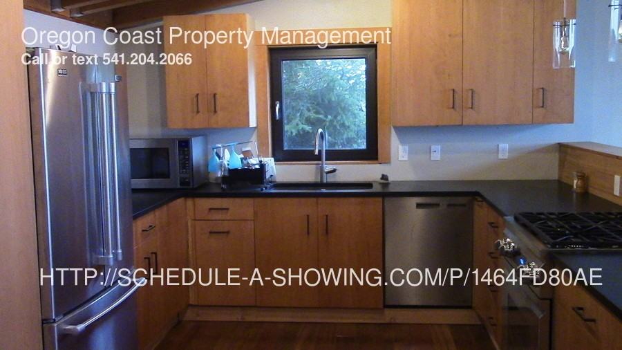 625 SW Coast Ave - Photo 2 of 12