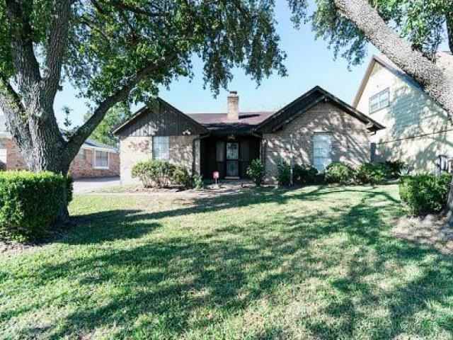 3906 Balcones Dr - Photo 2 of 6