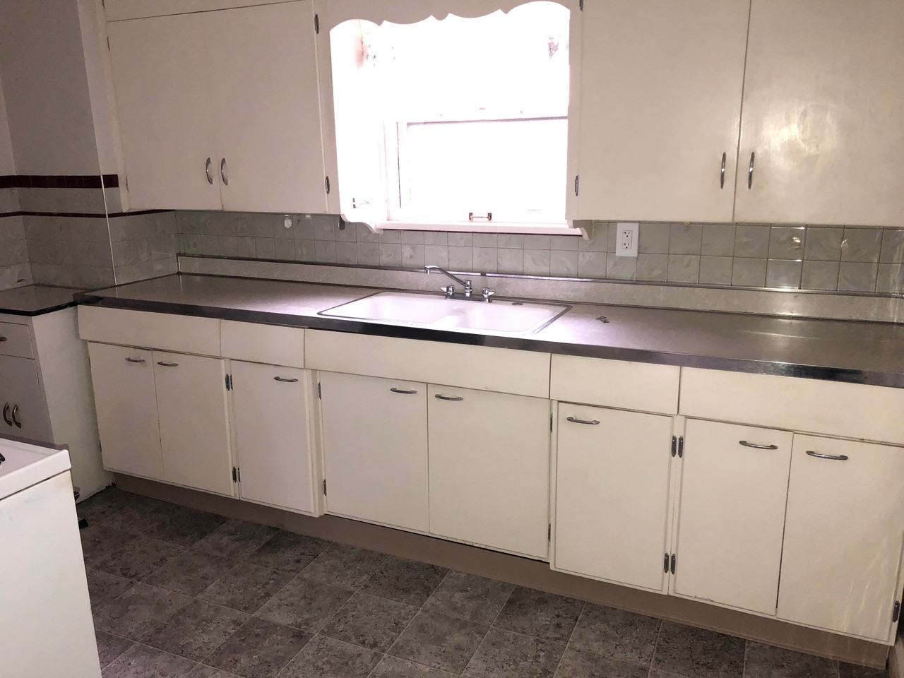 6512 Traymore Ave - Photo 2 of 3