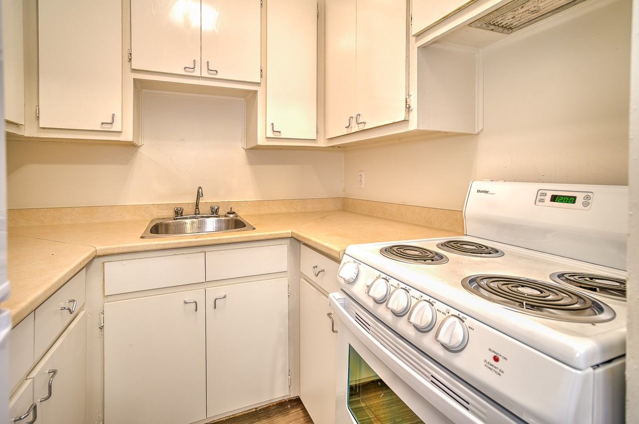 3250 Avenue Ellendale - Photo 2 of 9