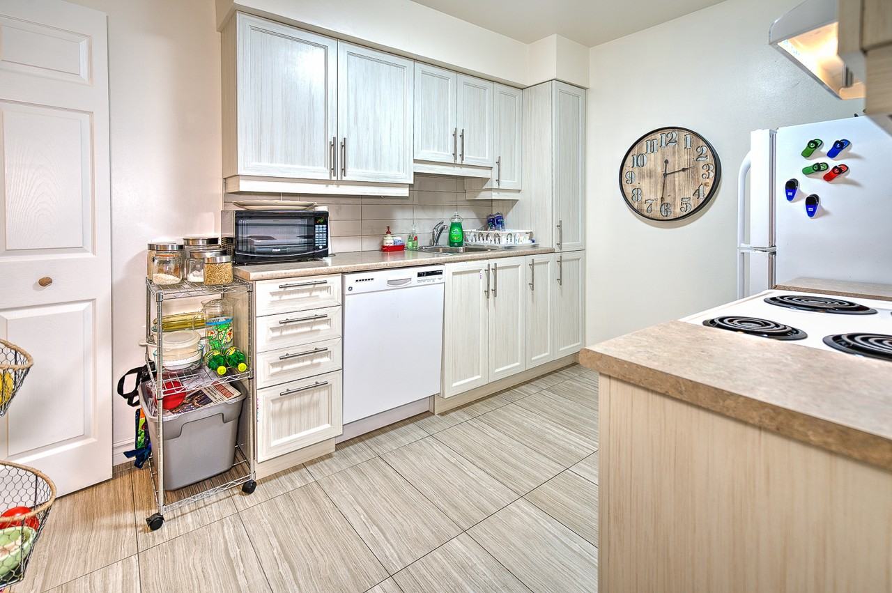 110 Elgin Crescent - Photo 2 of 26