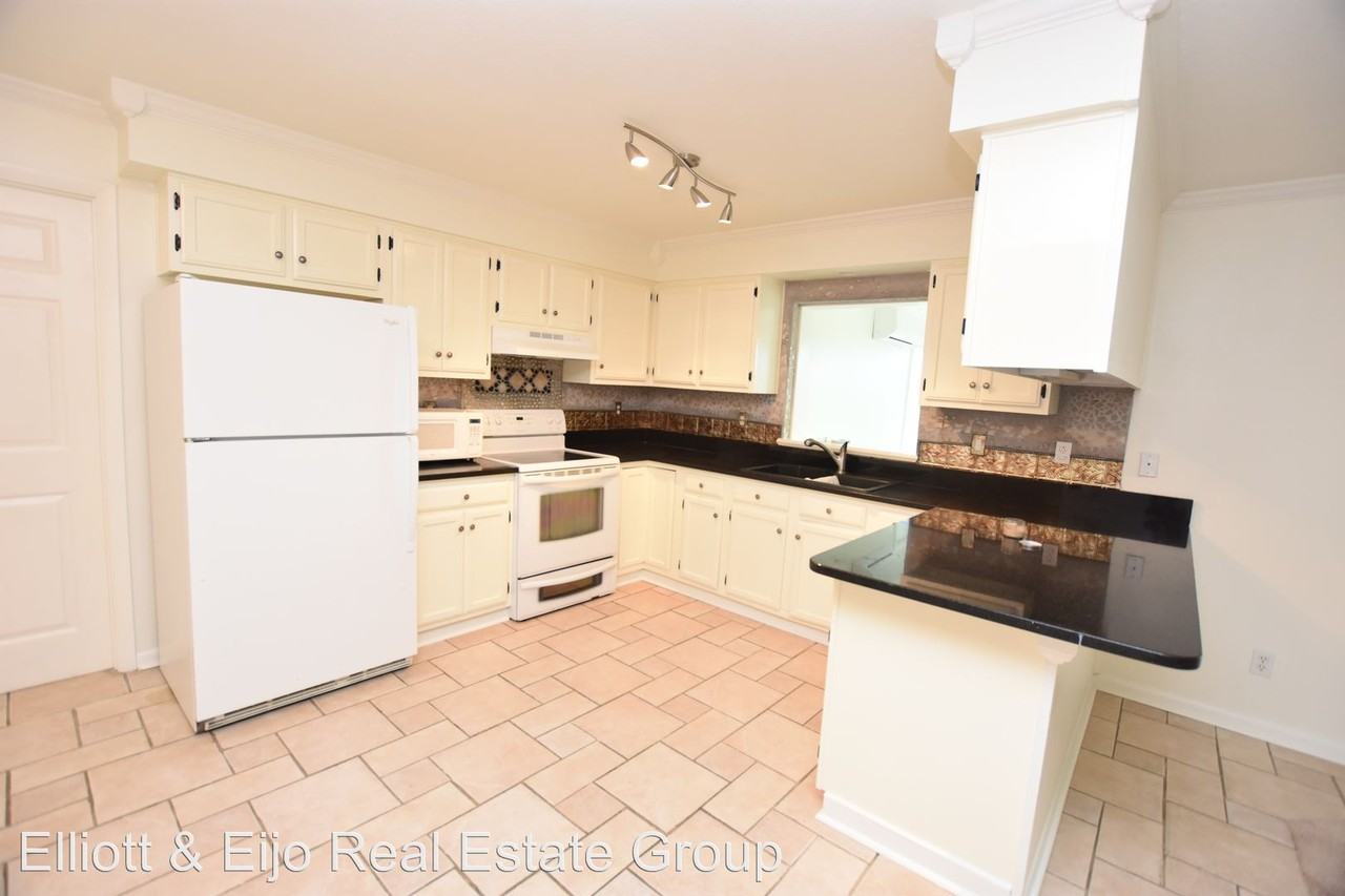 3914 Country Bend E - Photo 2 of 11