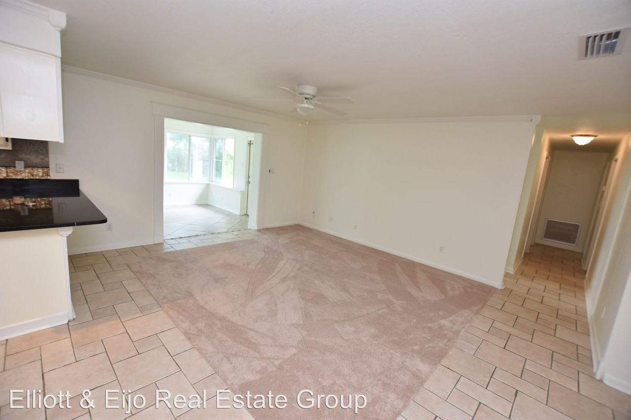 3914 Country Bend E - Photo 3 of 11