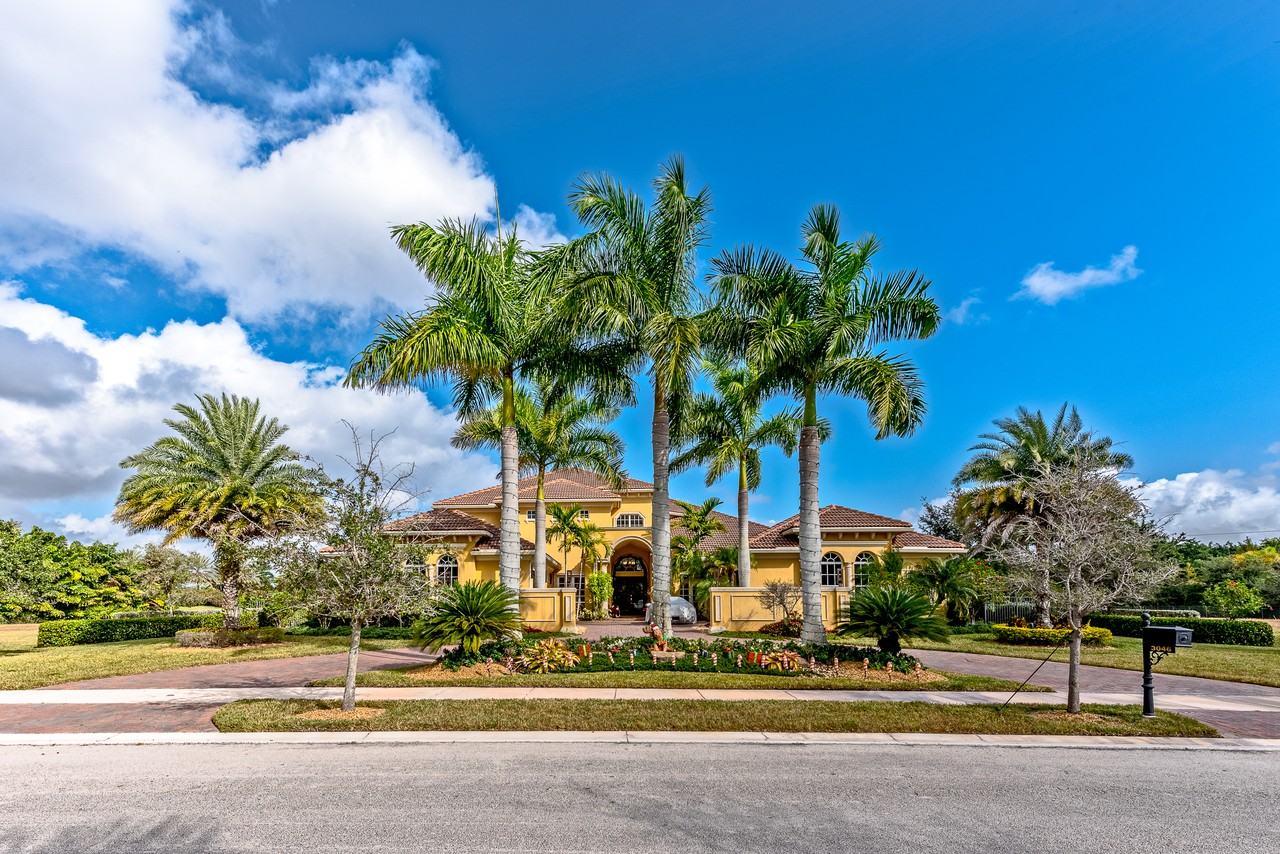 3046 Lake Ridge Ln - Photo 2 of 29