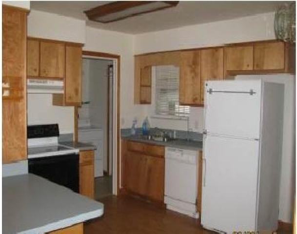 900 Pineview Cir SW - Photo 3 of 6