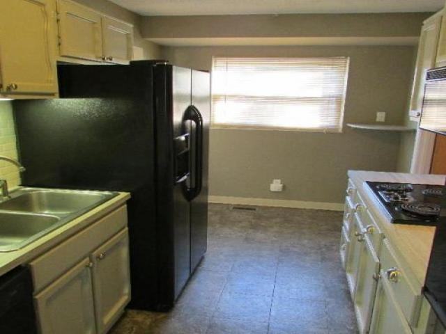 2913 Manola Dr - Photo 2 of 6