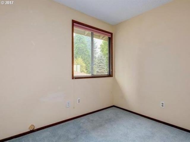 621 NE 127th Ave - Photo 2 of 6