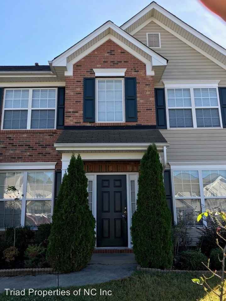 1357 Pondhaven Dr - Photo 3 of 17