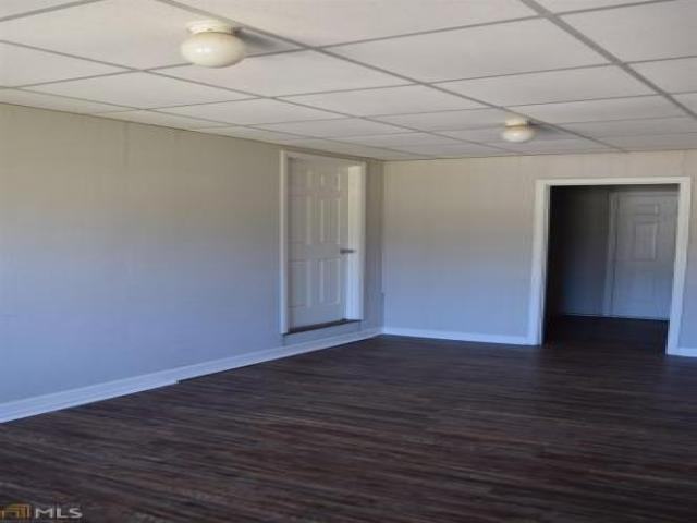 109 Airport Ct - Photo 2 of 6