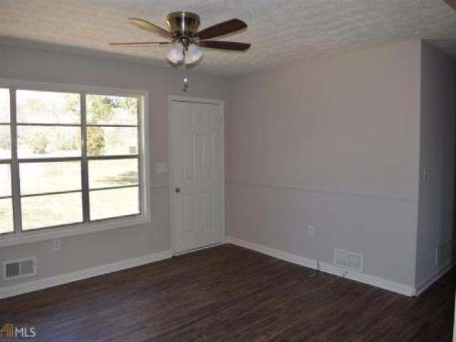 109 Airport Ct - Photo 3 of 6