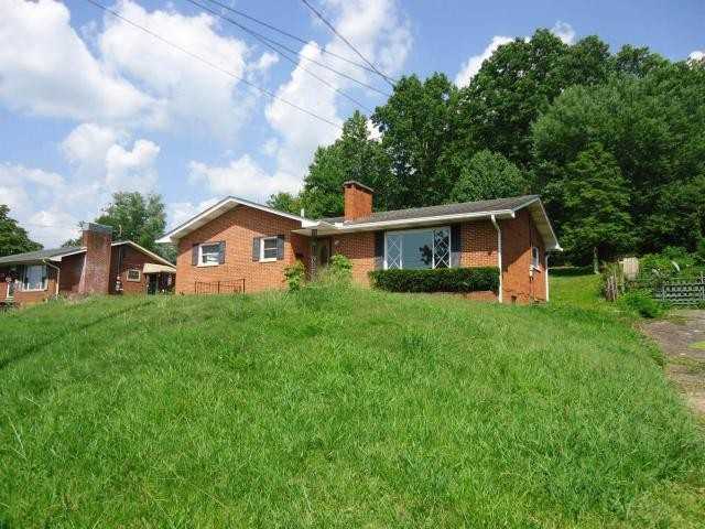 211 Hamlin St - Photo 3 of 12