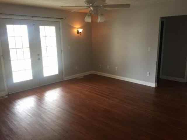 1512 Laura Ln - Photo 3 of 6