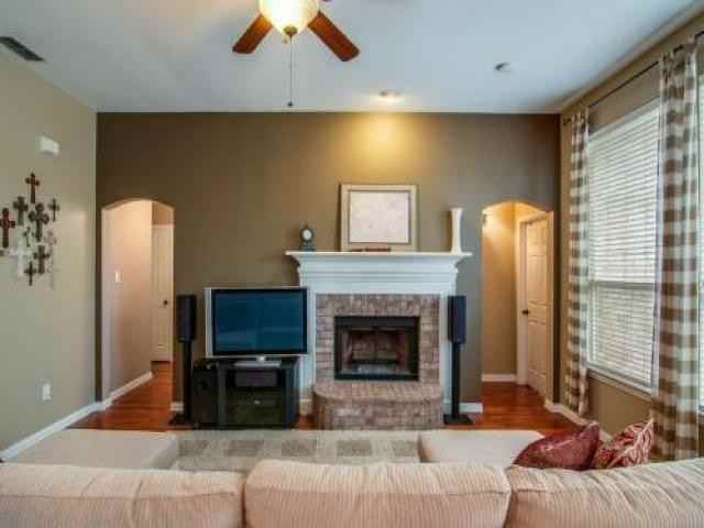 2208 Sagebrush Dr - Photo 3 of 6
