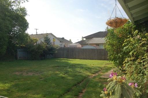 330 NE A St - Photo 2 of 3