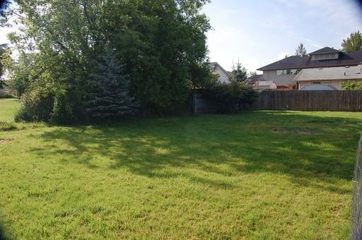 330 NE A St - Photo 3 of 3