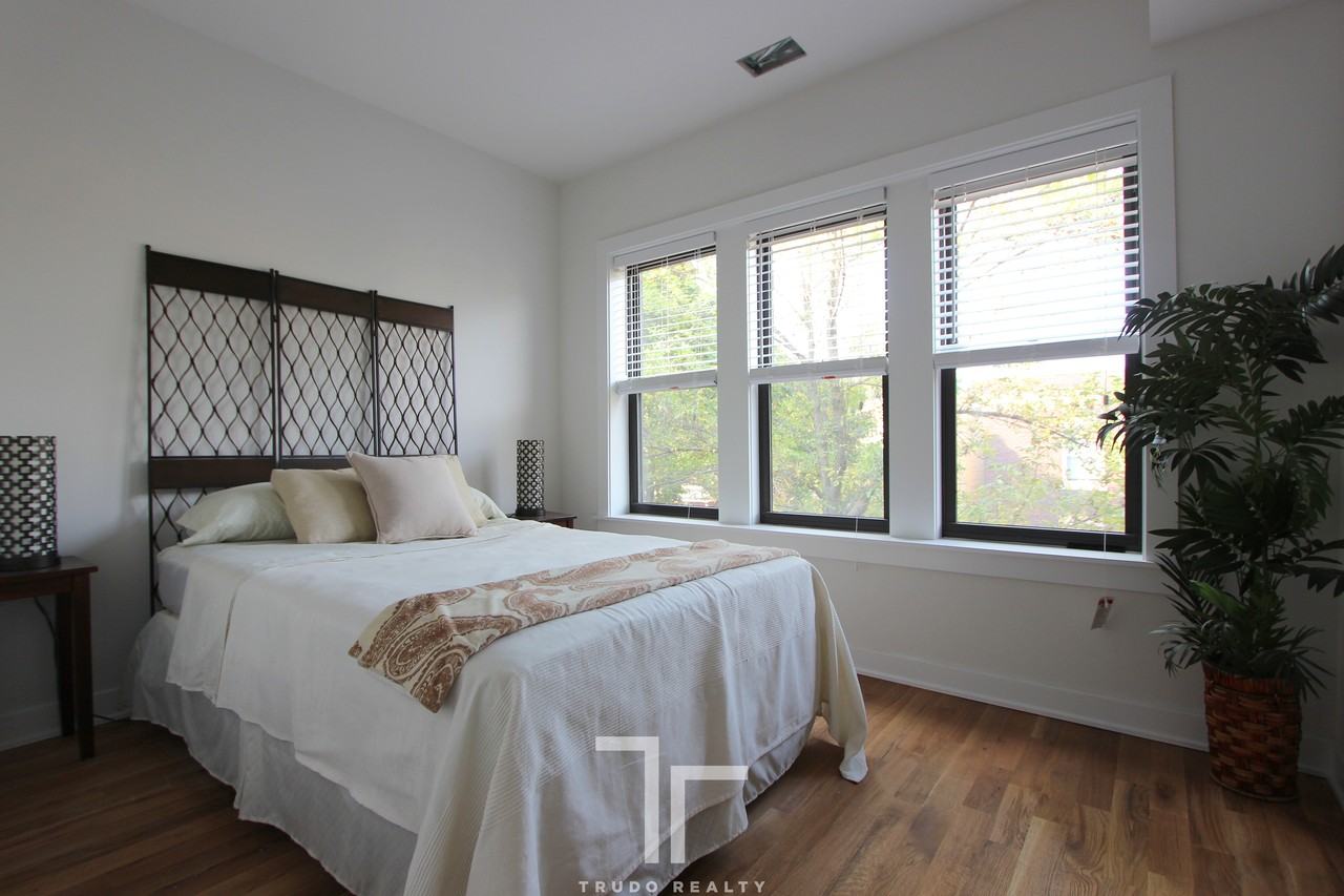 2203 West Eastwood Avenue - Photo 3 of 5