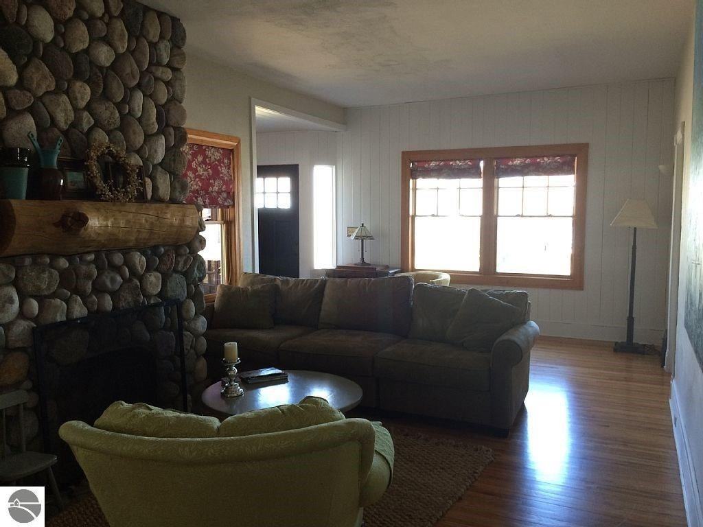 828 Washington St - Photo 2 of 10