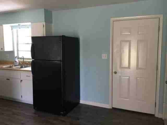 615 NE 3rd St - Photo 2 of 6