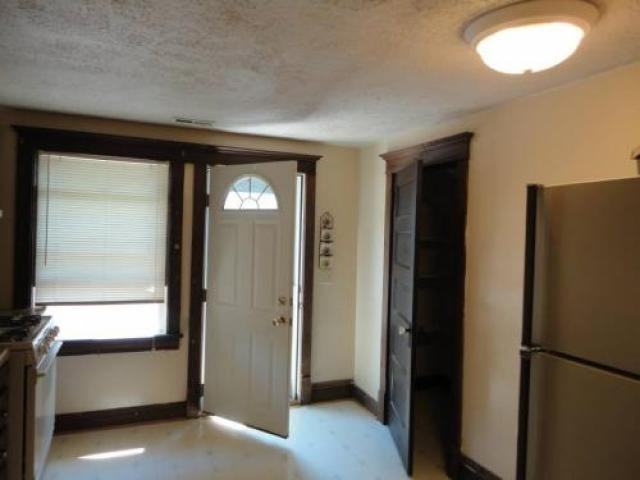 302 W Graham St - Photo 2 of 4