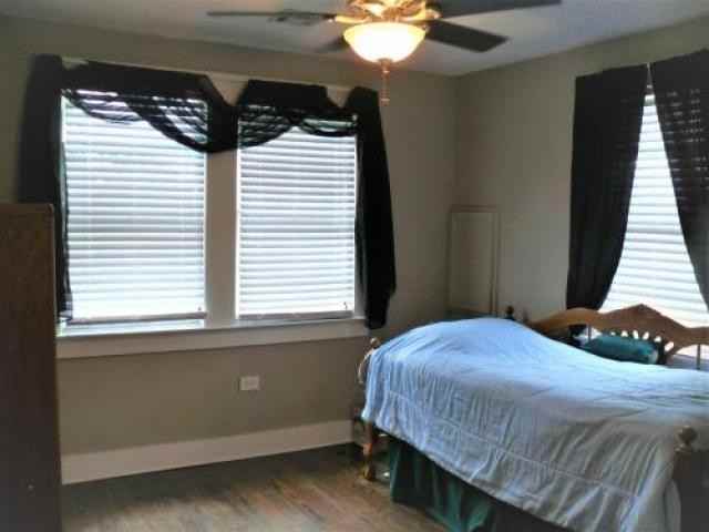 201 E 8th St - Photo 2 of 6