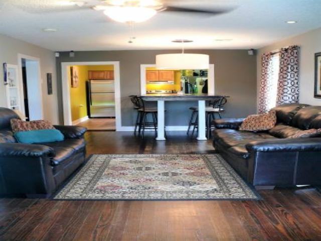 201 E 8th St - Photo 3 of 6