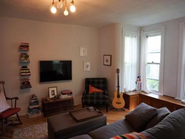 512 S Summit St - Photo 3 of 6