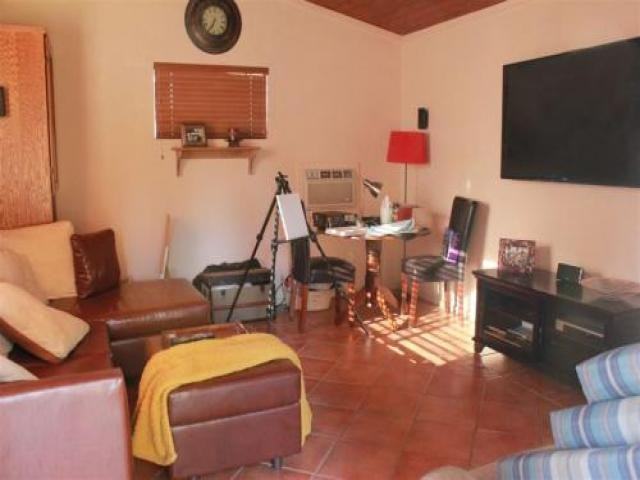 1099 S Hereford Ave - Photo 3 of 6