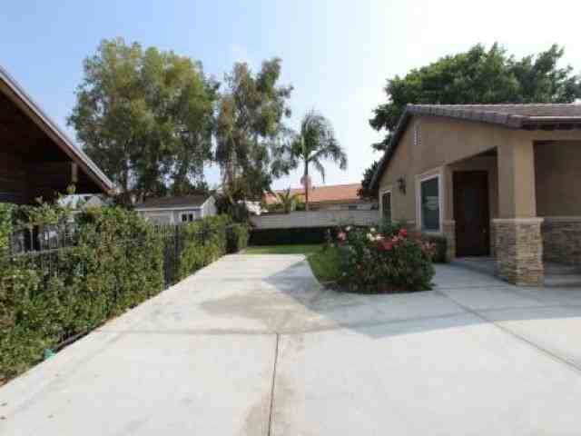 1039 E Gladstone St - Photo 2 of 6