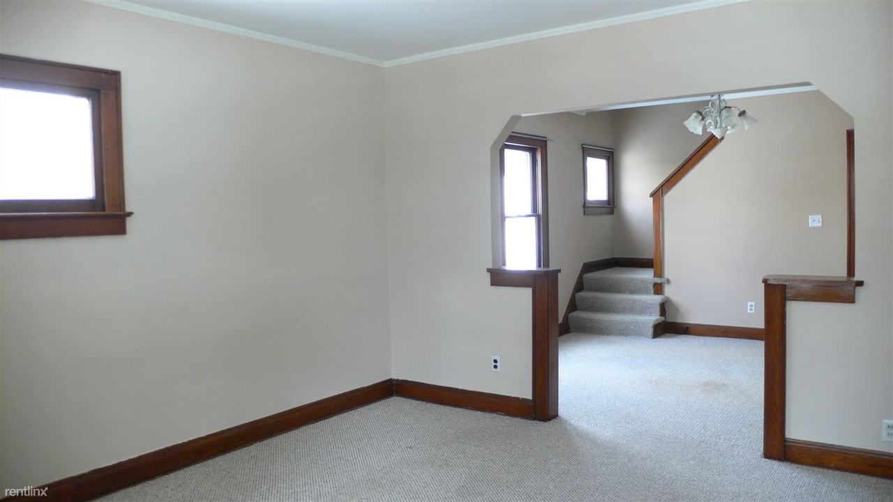 908 Thomas Rd - Photo 3 of 14