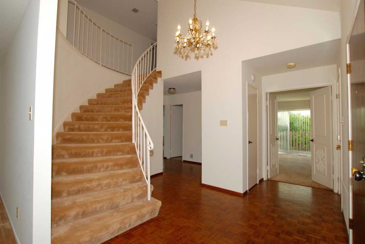 2024 Fairmont Dr - Photo 2 of 8