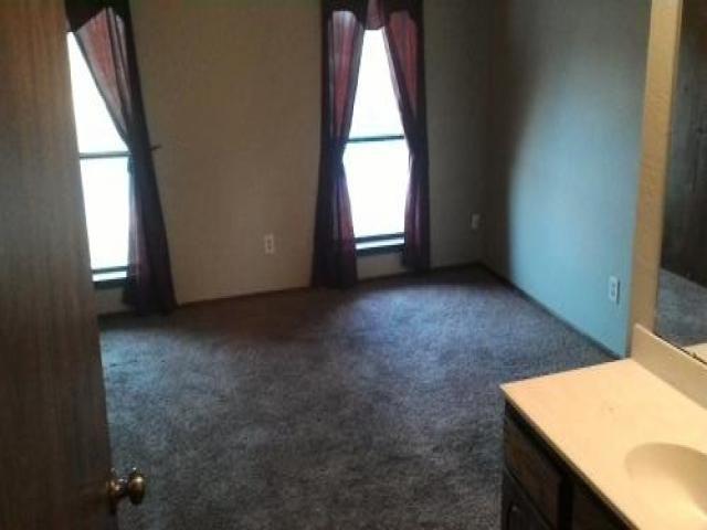 1405 N Rockwell Ave - Photo 2 of 6