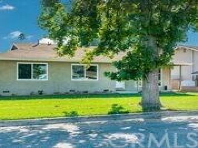 220 S Astell Ave - Photo 3 of 6