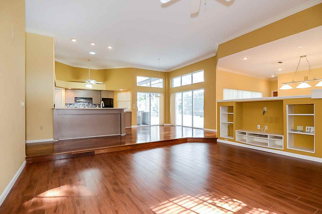 323 Old Oak Cir - Photo 3 of 15