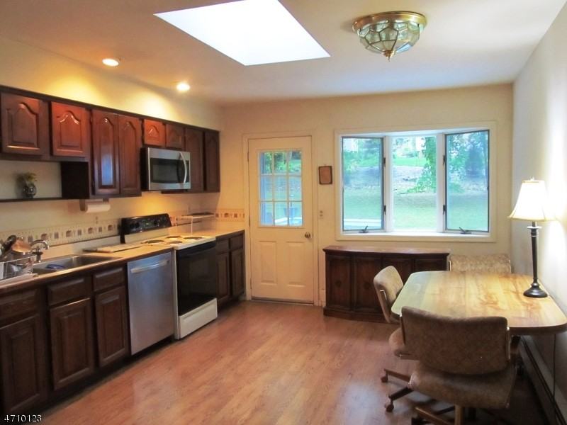 241 Morris Ave - Photo 3 of 16
