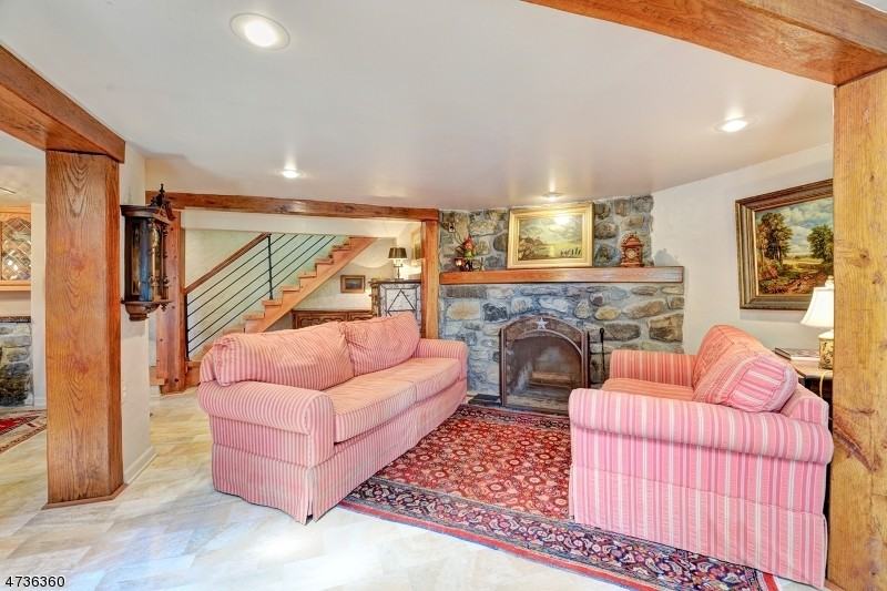 3 Hayes Ln - Photo 2 of 18