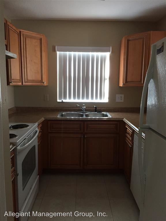 743 Palmera St - Photo 2 of 10