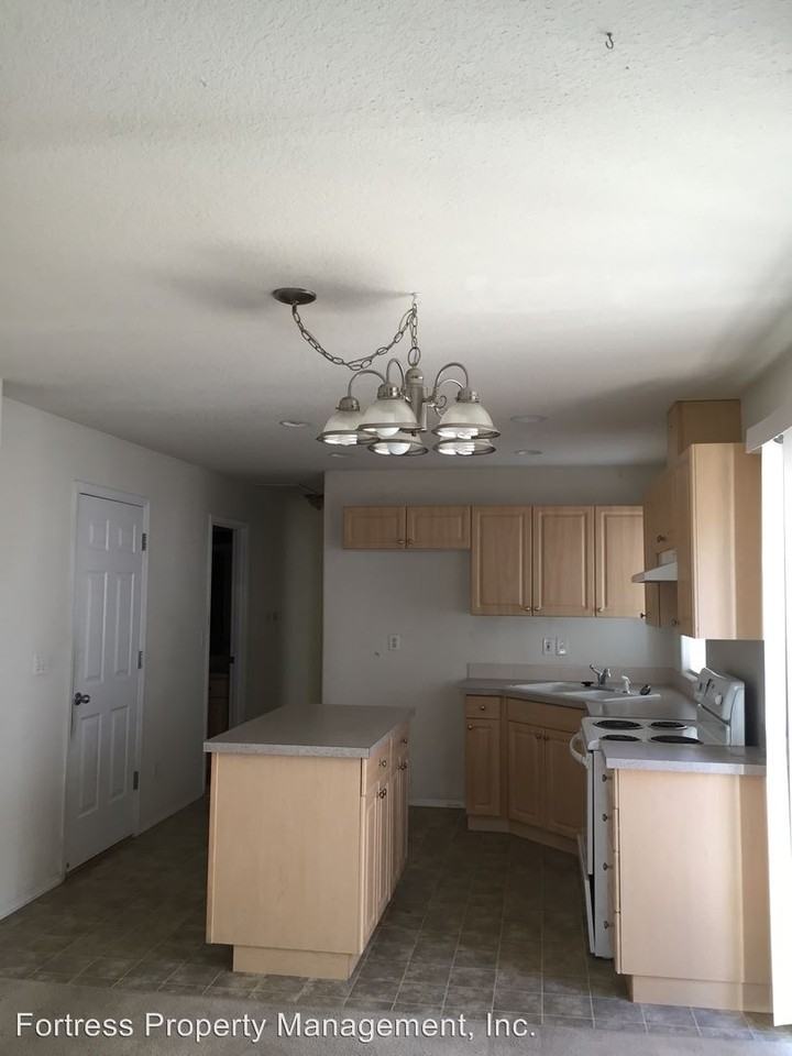 4914 SW 9th Ct - Photo 3 of 5