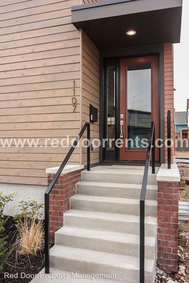 1107 E 10th St - Photo 2 of 11